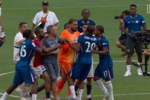 九游网页版-恩里克赛后与若昂-佩德罗冲突，龙赛罗点评：输不起，可悲的行为